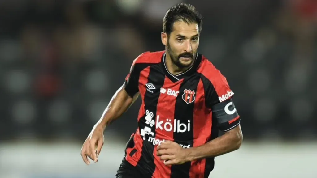 Celso Borges viene arrastrando una molestia.