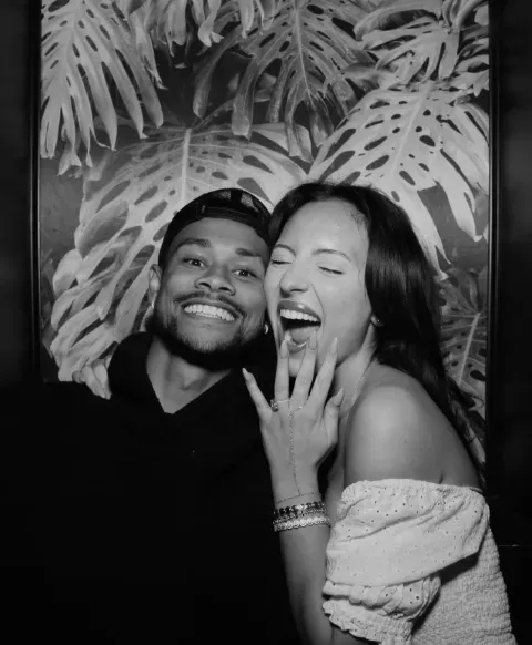 Ariel Lassiter se casará con su novia Augustine Plante