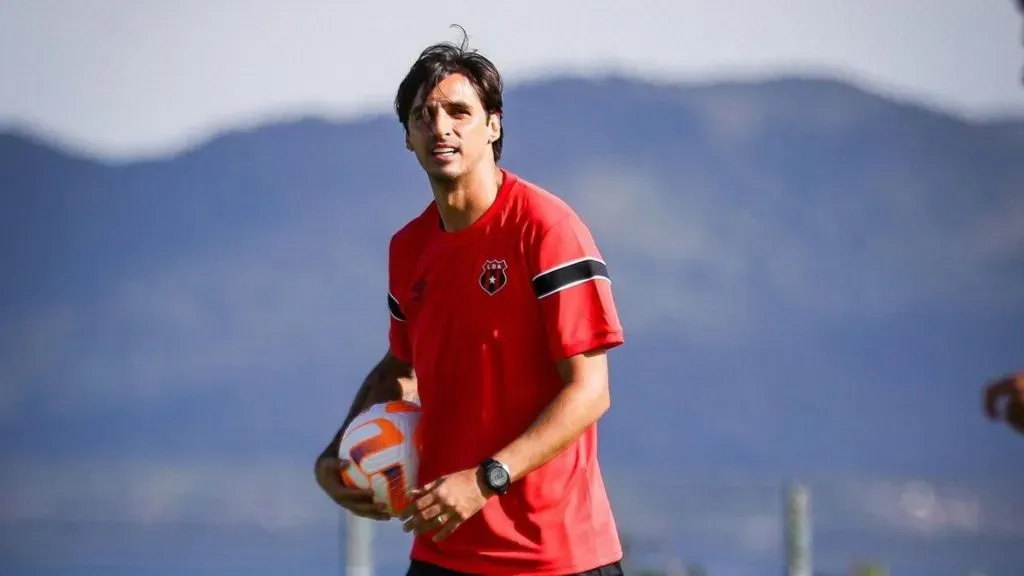 Bryan Ruiz podría ser el reemplazo de Guimaraes.