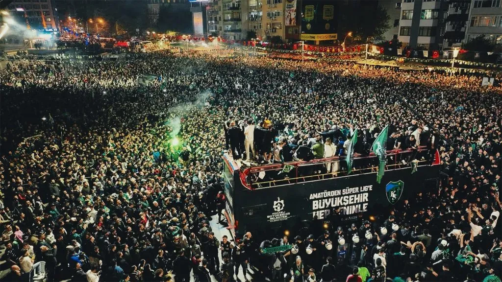 El festejo multitudinario e imborrable de Kocaelispor tras la consagración.