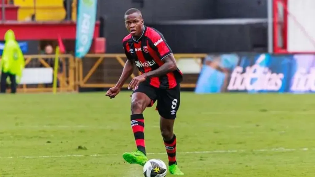 Larry Angulo afuera del clásico.