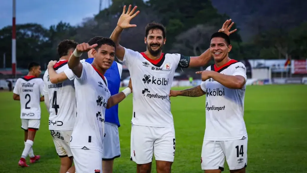 Alajuelense va con 19 jugadores y anota a 18.