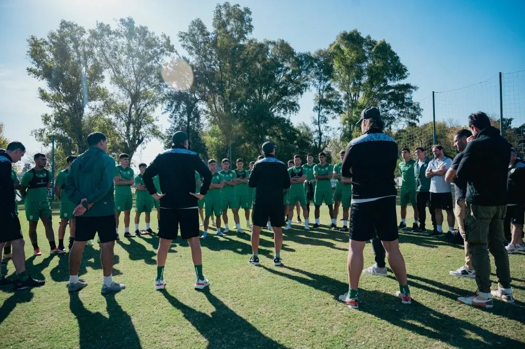 En la primera charla de Pedro Troglio en Banfield, Reggi y Pablo fueron presentados al plantel. Imagen: Banfield.