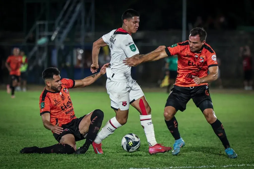 Alajuelense derrotó a Puntarenas en un partido durísimo (LDA).