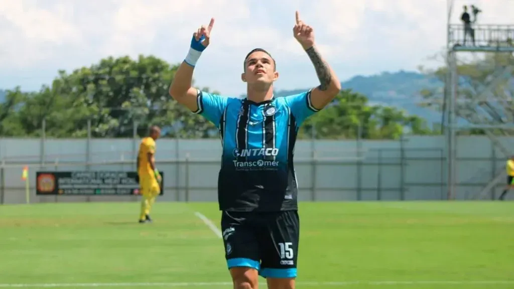 Adrián Chévez podría seguir su carrera en Europa.