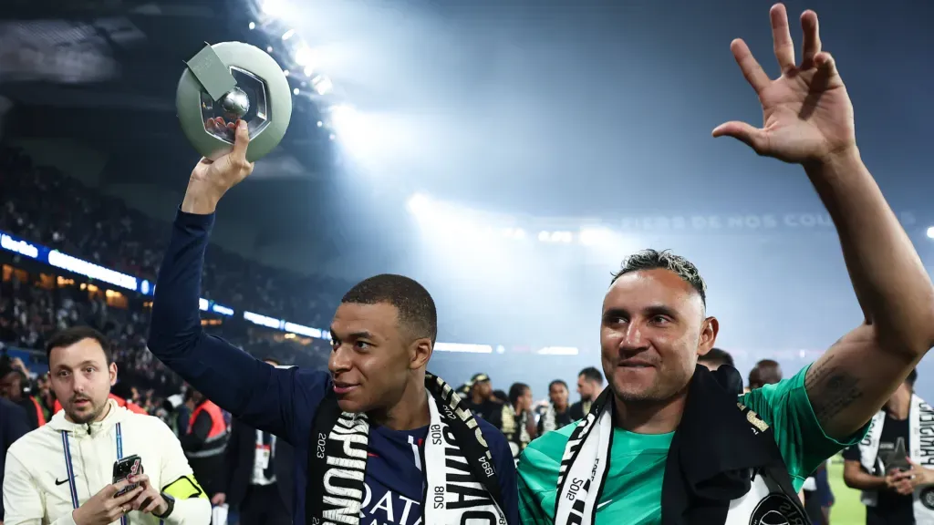 Kylian Mbappé y Keylor Navas celebran el último título que ganaron juntos en Paris Saint-Germain. (Foto: IMAGO)