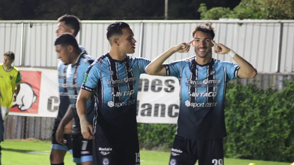 Mauricio Villalobos celebra el gol que le anotó a Santos de Guápiles. (Foto: Santa Ana)