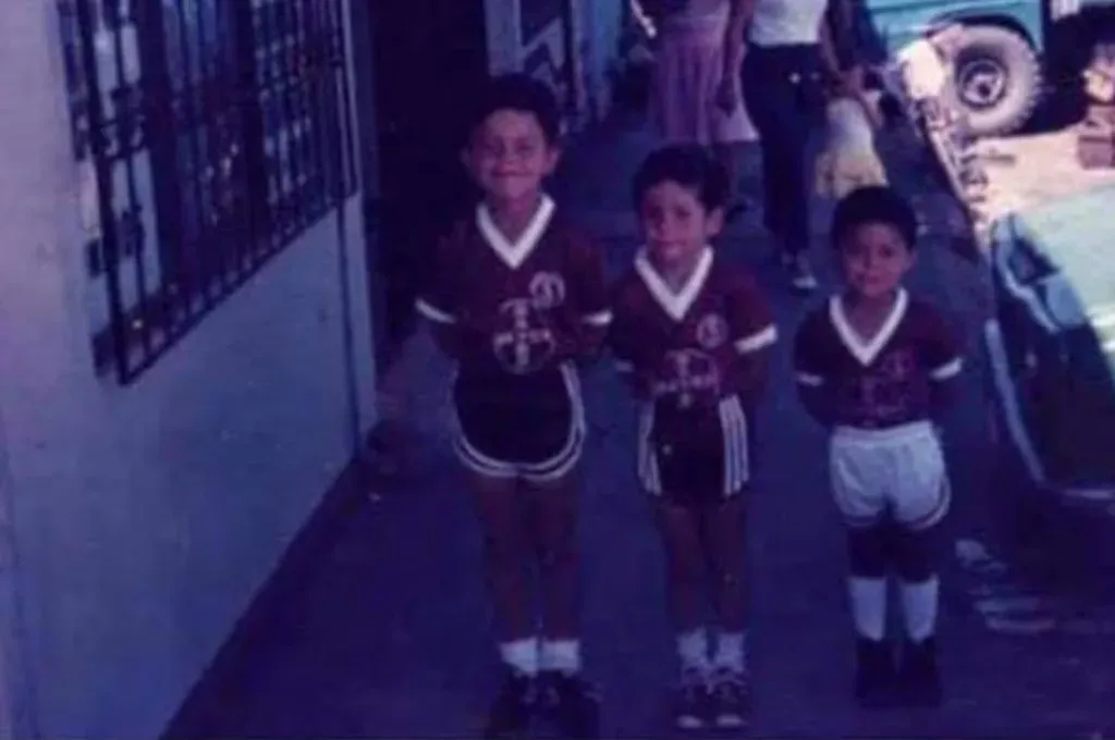 Hugo Cruz en el centro con la camiseta de Saprissa.