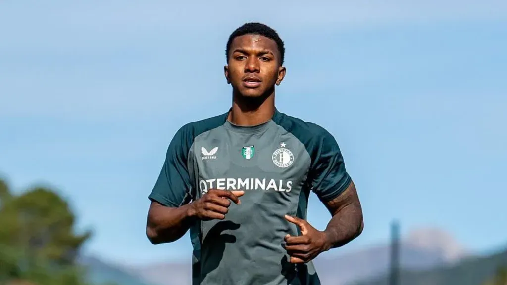 Jeyland Mitchell no tiene minutos en Europa (Feyenoord).