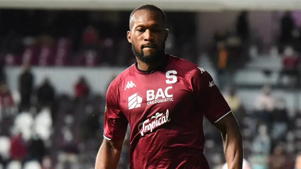 Kendall Waston volvió a cambiar de posición en el campo (Saprissa).