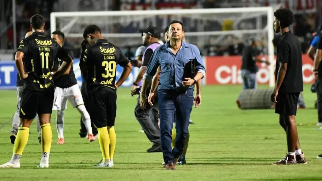 Jeaustin Campos con un futuro muy incierto.