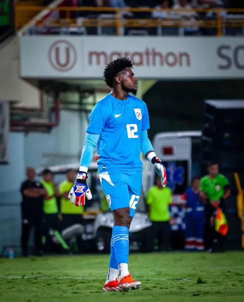 Roberts en el amistoso contra Universitario de Perú. Foto: Fepafut
