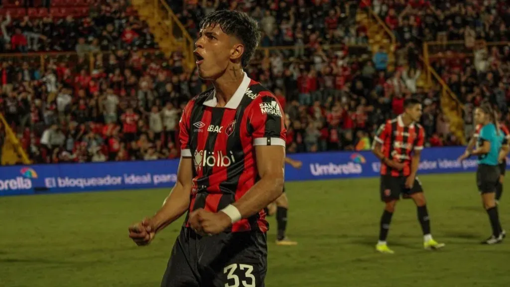 Lesme tuvo pocas chances en Alajuelense (LDA).