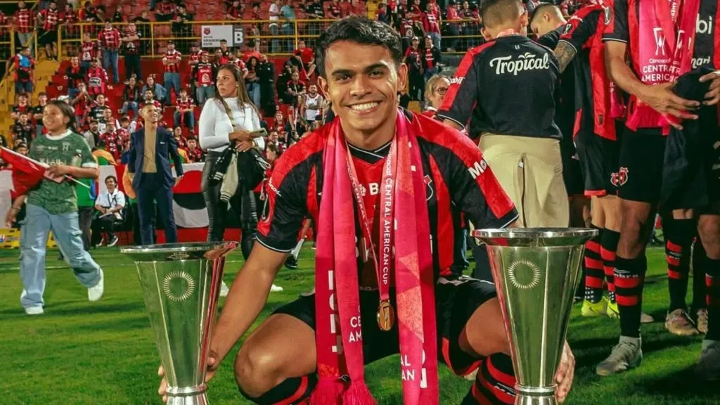 Aaron Suárez es el apuntado por Jafet Soto.