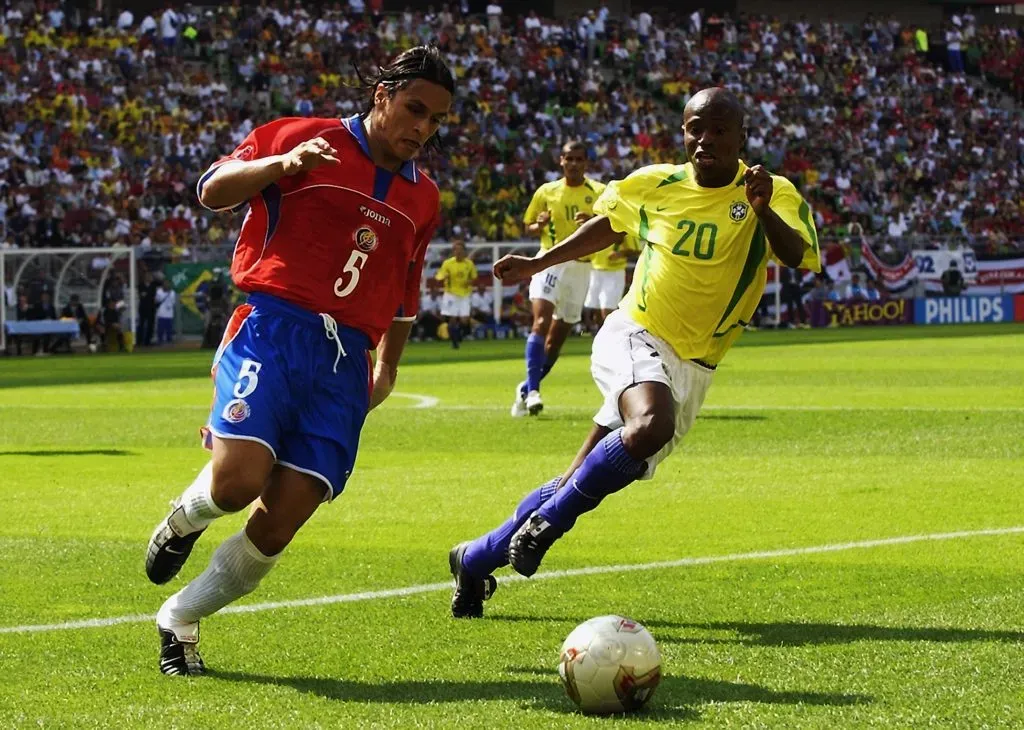 Gilberto Martínez seguido de cerca por Edilson (Getty Images).