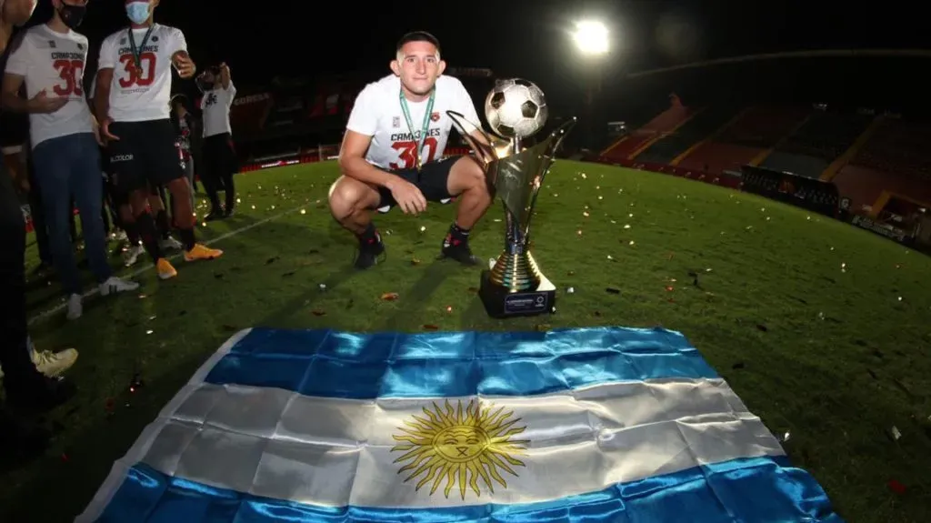 Facundo Zabala ganó la 30 con Alajuelense, último título local del club. (Instagram)