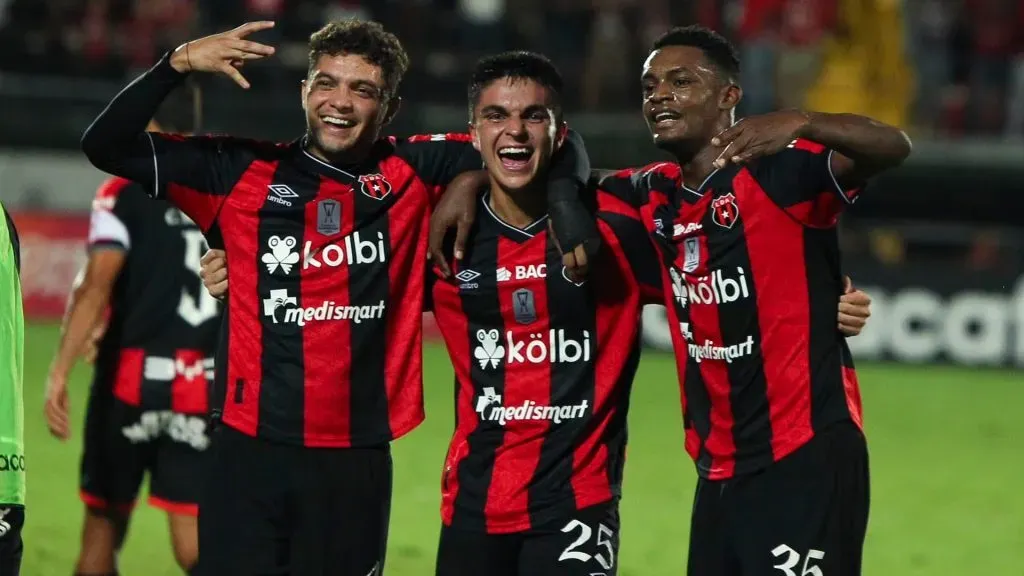 Villalobos y Van Der Putten afuera de la convocatoria.