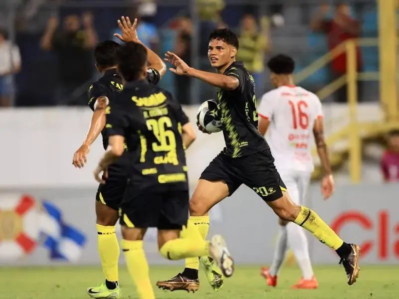 César Romero anotó tres goles; el último fue clave para clasificar a la final del Clausura 2025.