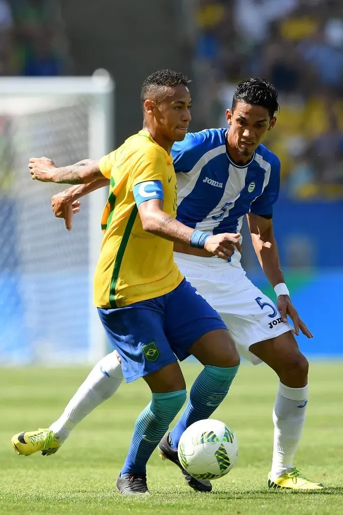 Agosto 17 de 2016: Allans Vargas marca a Neymar Jr. en la semifinal de los Juegos Olímpicos de Río 2016.(Foto: Getty Images)