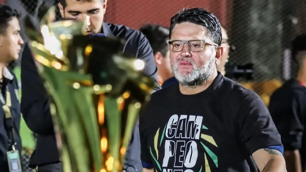 Jafet Soto le advierte al Piojo Herrera.