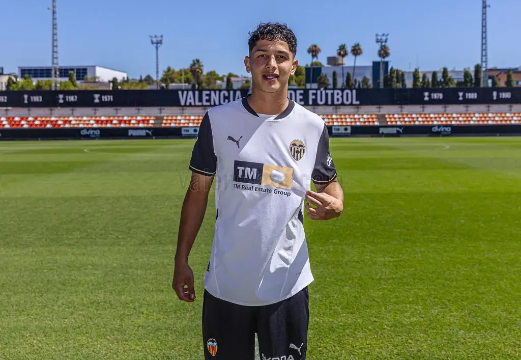 Warren Madrigal con el Valencia Mestalla. (Foto: Valencia CF)