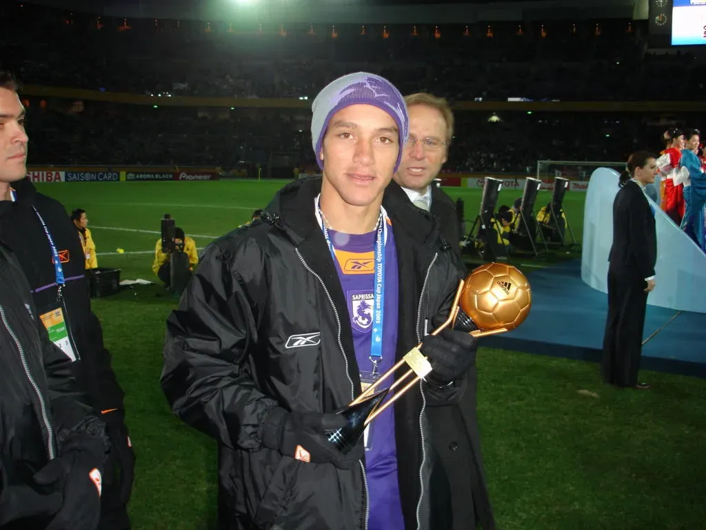 Bolaños posa con el Balón de Bronce.