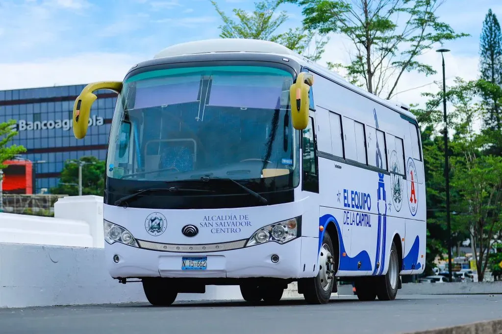 El autobús que donó la Alcaldía. Foto: @AlianzaFC_sv