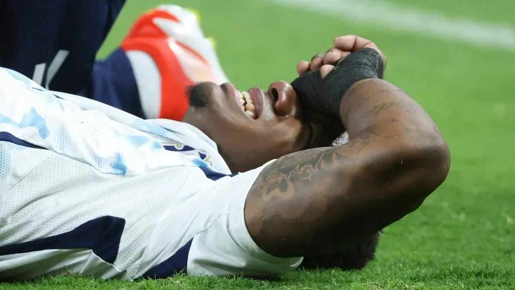 Jeyland Mitchell se lesionó ante México. (Photo by Ian Maule/Getty Images)