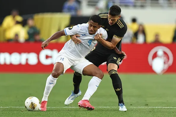SANTA CLARA, CALIFORNIA – JULY 2: Antonio Lozano #9 of Honduras battles for the ball with Cesar Montes #3 of Mexico during the Gold Cup Semi Finals match between Mexico and Honduras at Levi’s Stadium on July 2, 2025 in Santa Clara, California. (Photo by Omar Vega/Getty Images)