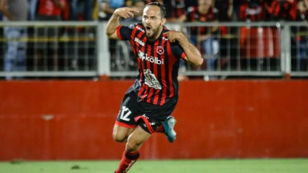 Marco Ureña podría regresar a Alajuelense.