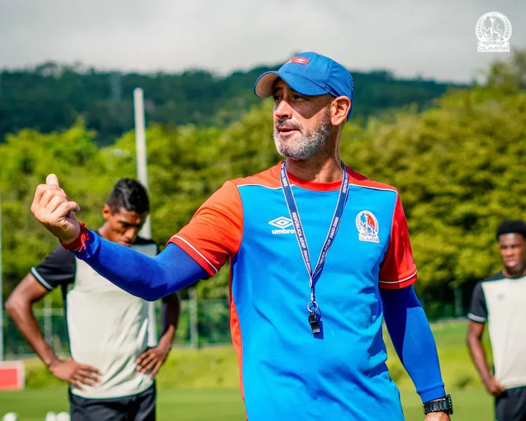 Eduardo Espinel le ha dado un voto de confianza a Menjívar tras su error en Copa Oro. Foto: Olimpia.