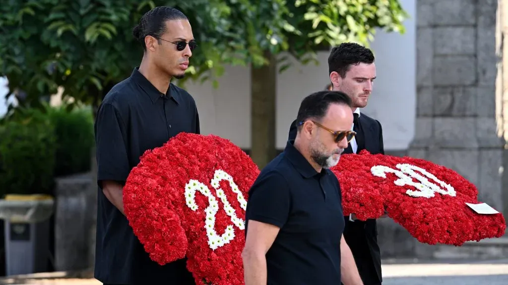 Futbolistas del Liverpool rinden un sentido homenaje a Diogo Jota.