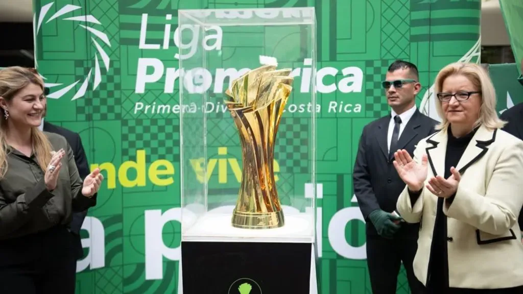 Vicky Ross presenta el premio que obtendrá el campeón del Apertura.