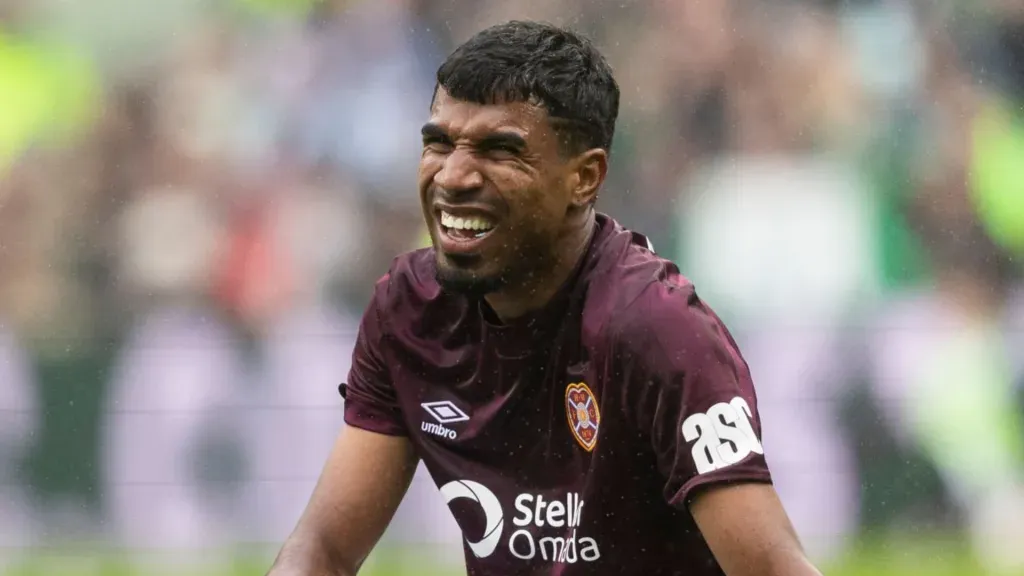Gerald Taylor volvió de Europa en muletas (Hearts).