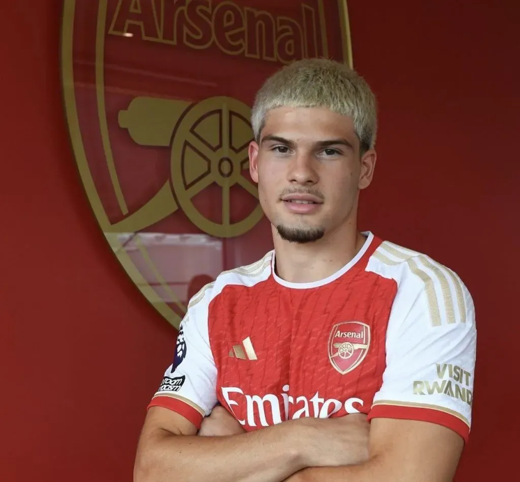 Quesada firmó su primer contrato profesional en 2023 (Arsenal FC).