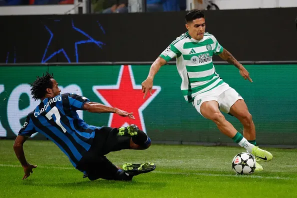 Luis Palma es el fichaje bomba en Polonia por su experiencia en Champions League; en la foto es marcado por Juan Guillermo Cuadrado. (Foto: Getty Images)