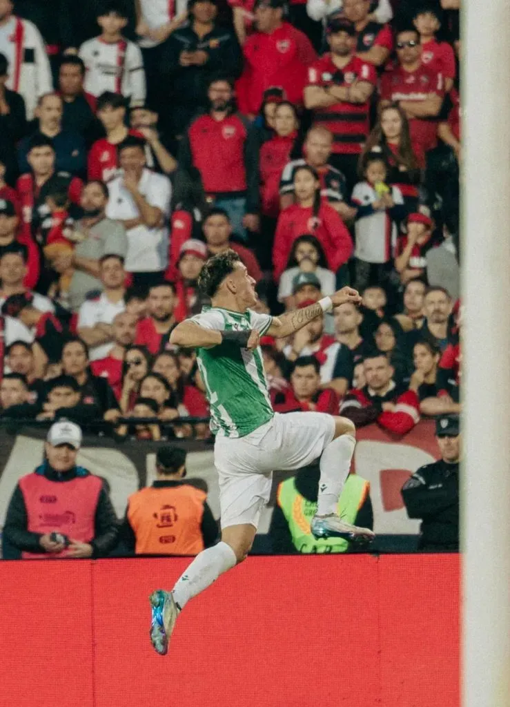 Rodrigo Auzmendi celebrando el triunfo de Banfield en Newell´s (Foto: Banfield)