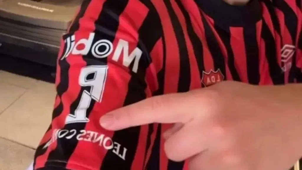 El logo de Paulo Londra estará en la camiseta de Alajuelense.