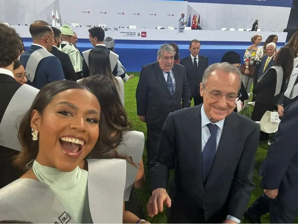 Paola García junto a Florentino Pérez, ella fue la que envió la camisa del Olimpia al presidente del Real Madrid. Foto: Instagram.