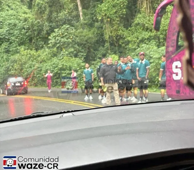 La delegación morada no sufrió heridas (Comunidad Waze-CR).