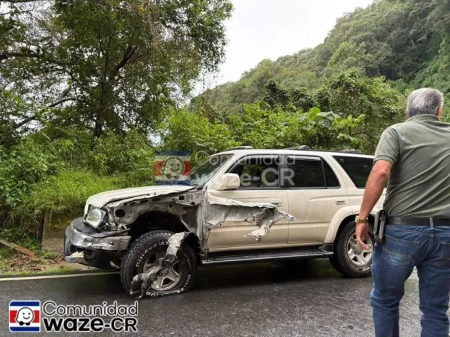 La camioneta que impactó al bus de Saprissa (Comunidad Waze-CR).