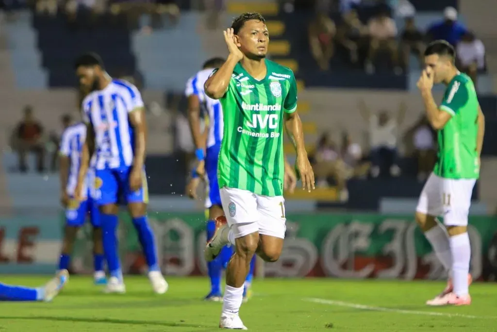 Alexy Vega sigue demostrando por qué es el jugador más decisivo de Honduras. (Foto: CD Marathón)