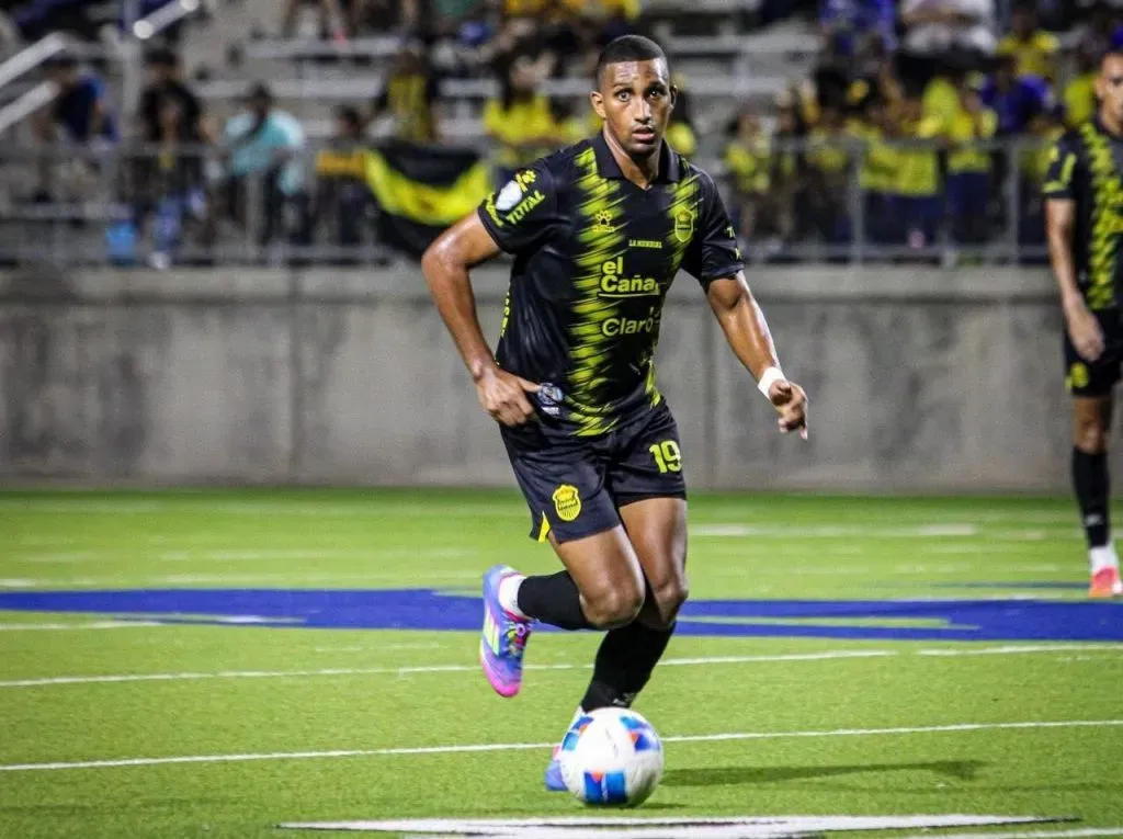 Daniel Aparicio podrá volver al XI titular para enfrentar a Herediano. (Foto: RCDEspana)