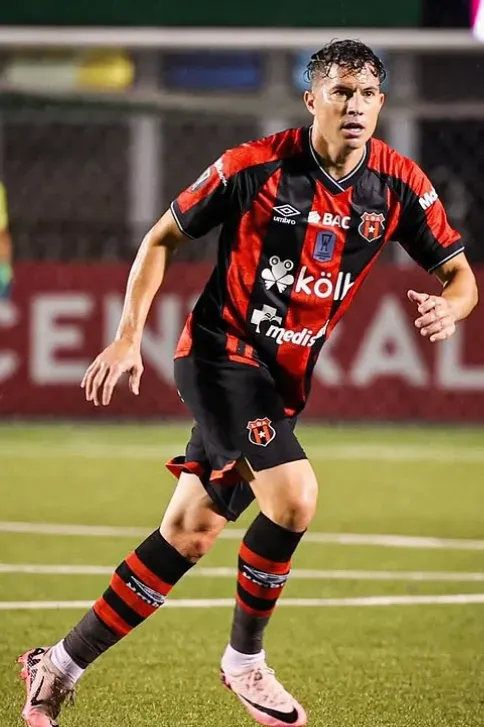 Oviedo no pudo brillar en Alajuelense (LDA).
