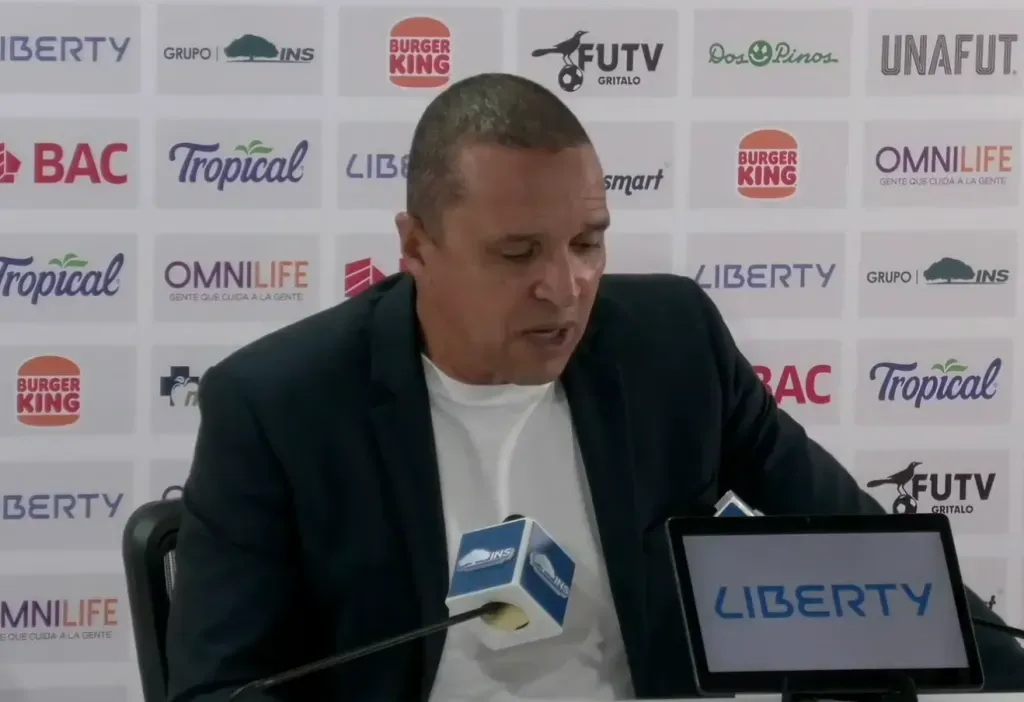 Erick Lonnis se opone a rescindir el préstamo de Newton.