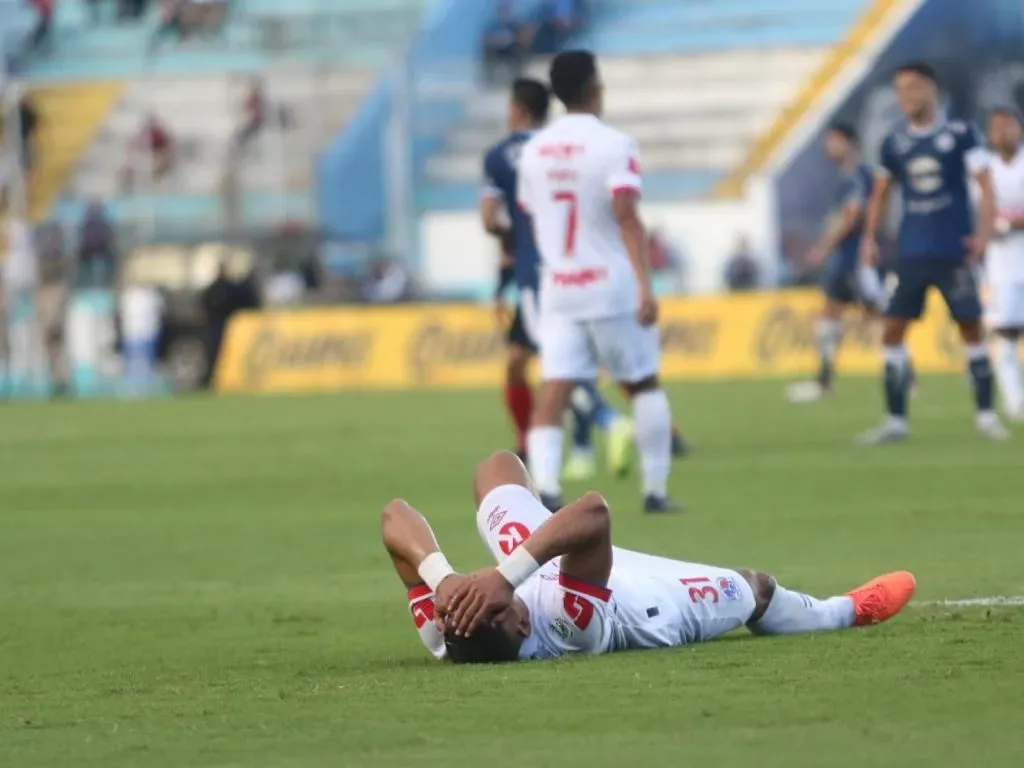 Olimpia sufrió dos lesiones de rodilla en el clásico: Jorge Álvarez y Carlos Sánchez