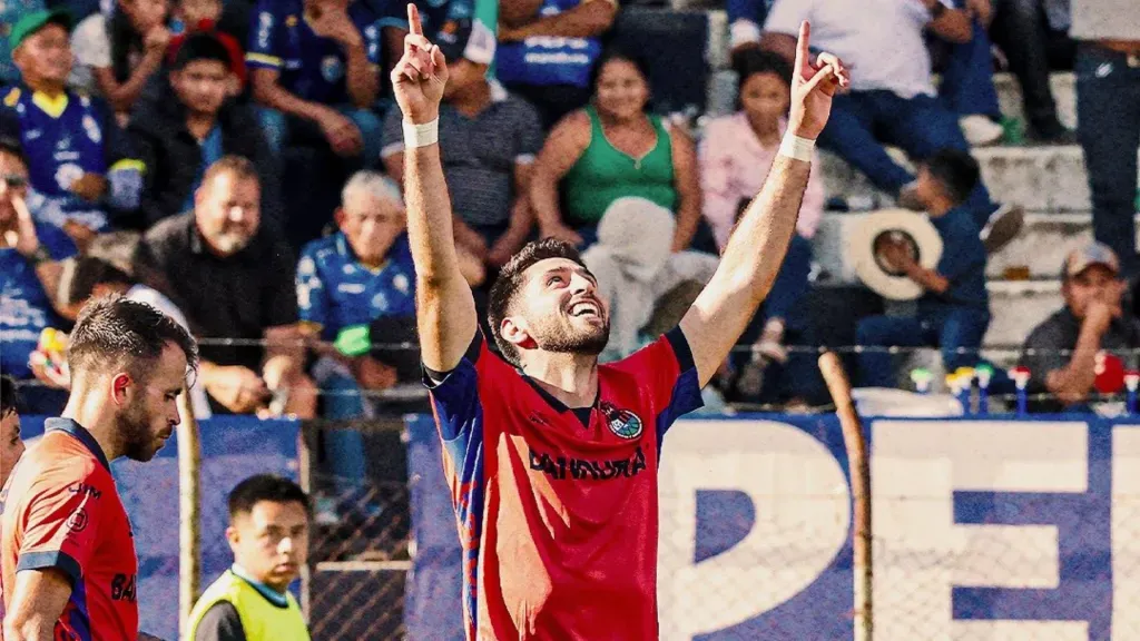 Nicolás Samayoa celebra su primer gol con los Rojos. (Foto: Municipal)