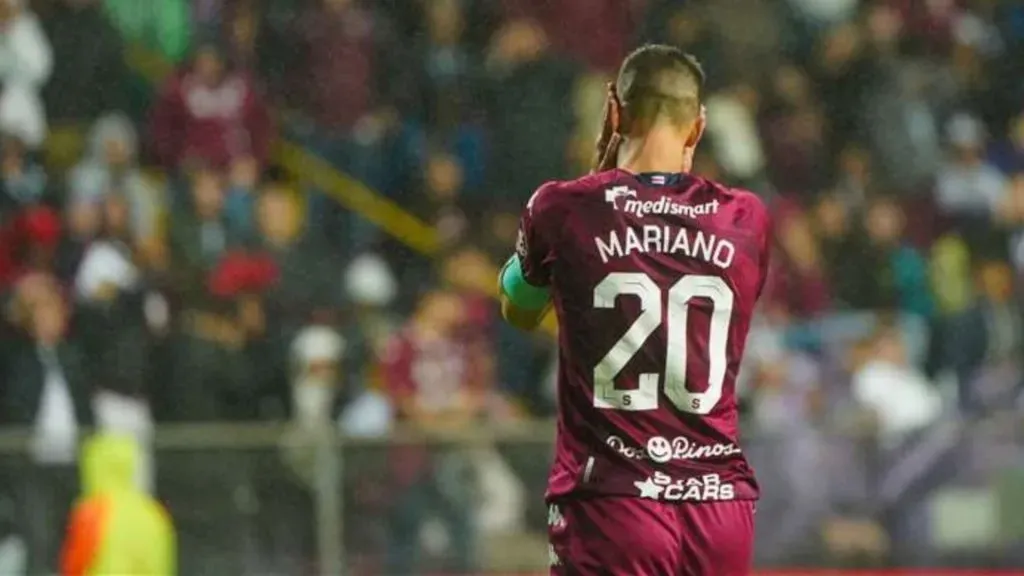 Mariano Torres ha sufrido jugar en cesped sintético.