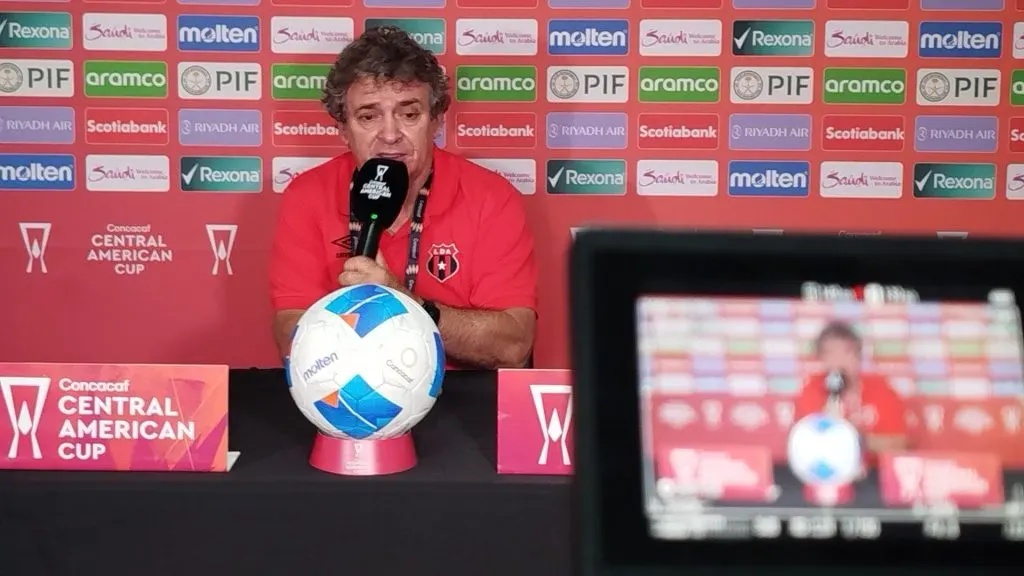 Óscar Ramírez se mostró molesto por el rendimiento de sus jugadores.