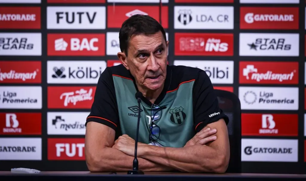 Alexandre Guimaraes en conferencia de prensa